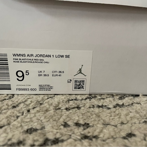 Nike Air Jordan 1 Low SE Size 9.5 - Picture 8 of 8